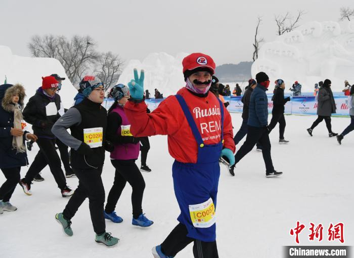 中外选手竞逐长春国际冰雪马拉松 张瑶 摄