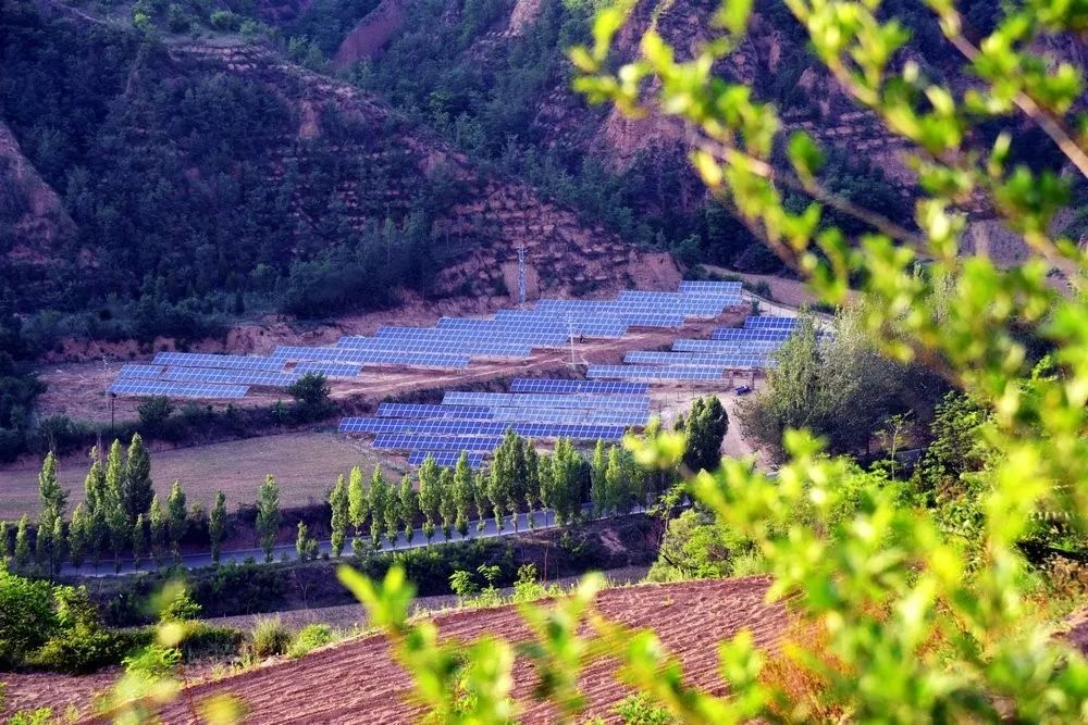 贫困人口跨越式发展的根本途径_跨越式跳高图片(2)