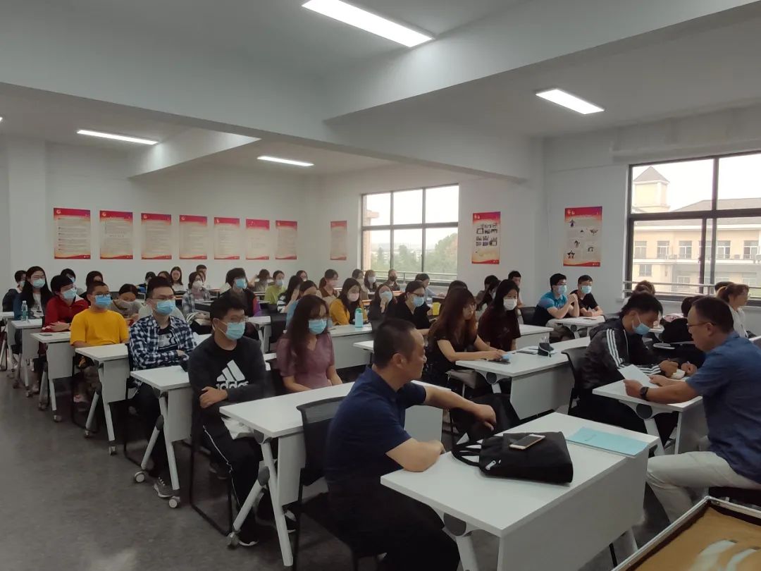 △学校先生探望练习的同砚们,体贴人人的事情生涯情形