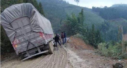颠簸前行的货车