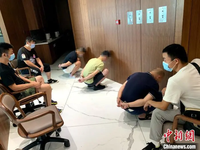 ▲宜都警方抓获犯罪嫌疑人(宜都警方供图)