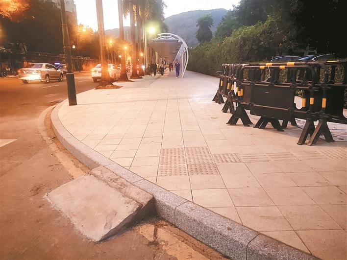  ▲改造后的人行道路口高出路面近10厘米。深圳晚报记者 罗明 摄
