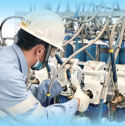 在液空中国公司位于上海市青浦区的工厂内,工人正在进行医用氧充装。 液空中国公司供图