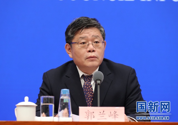 图为国家发展改革委副秘书长郭兰峰在发布会上介绍消费扶贫情况.