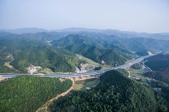 高速通景秀美,产业“一路飘香”