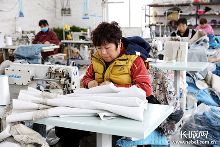 　　深泽的布艺企业出品的居家产品性价比远超国内同行。杨子 摄
