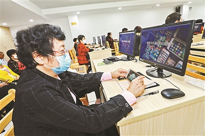 11月25日,福建省晋江市老年大学“智能手机基础知识及操作”课堂上,学员们认真学习供图/新华社