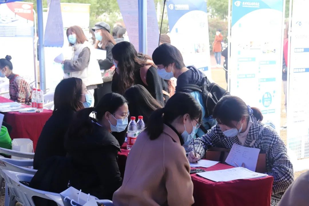 温州招聘会_建校毕业生成企业用工 香饽饽(3)