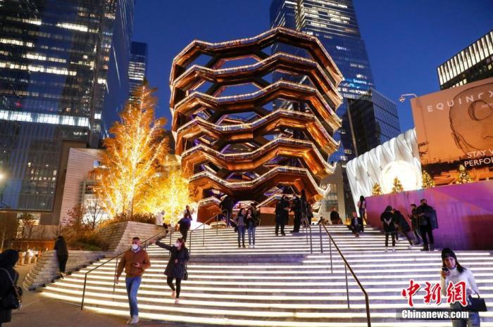 当地时间11月26日,美国传统节日感恩节,民众游览夜色中的哈德逊广场。 中新社记者 廖攀 摄