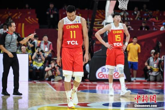 资料图:9月4日,2019男篮世界杯小组赛A组第三轮比赛在北京进行,中国队59比72负委内瑞拉队。图为中国队球员易建联(左)、周琦(右)表情失落。中新社记者 崔楠 摄