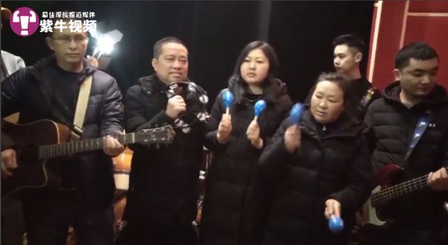  受捐的五个人组成的乐队在演奏