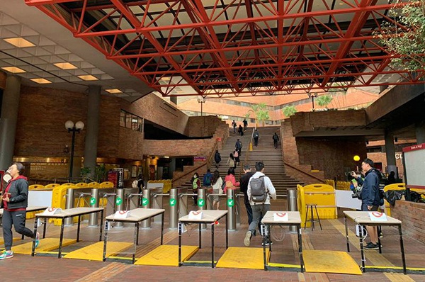 香港理工大学出入口加装闸机。 图片来源 港媒