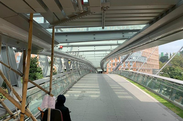 通往Z座大楼的天桥仍然封闭。 图片来源 港媒