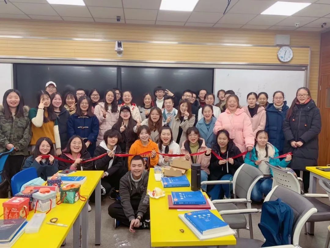 “。芳话有机 ”。佘能芳老师有机化学讲堂的结课典礼合影照片
