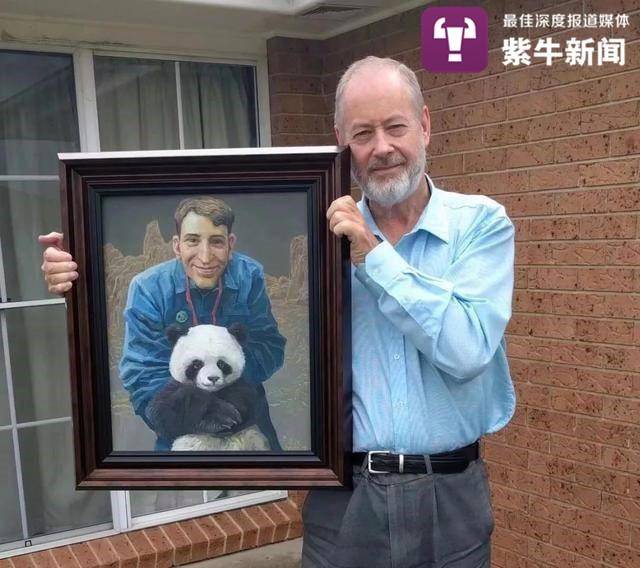  菲利普的父亲拿着儿子的画像