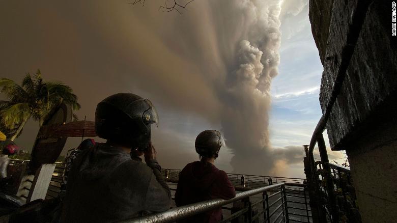 火山喷发现场(图片来源:CNN)