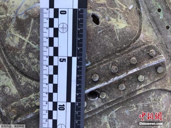 当地时间11日,伊朗军方承认击落乌克兰失事客机,称这是“人为错误”。图为飞机残骸上的弹孔。