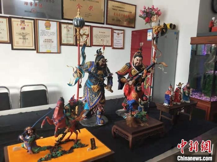 临近春节,定制关公、财神爷、福禄寿等面塑作品的民众越来越多。 杨佩佩 摄