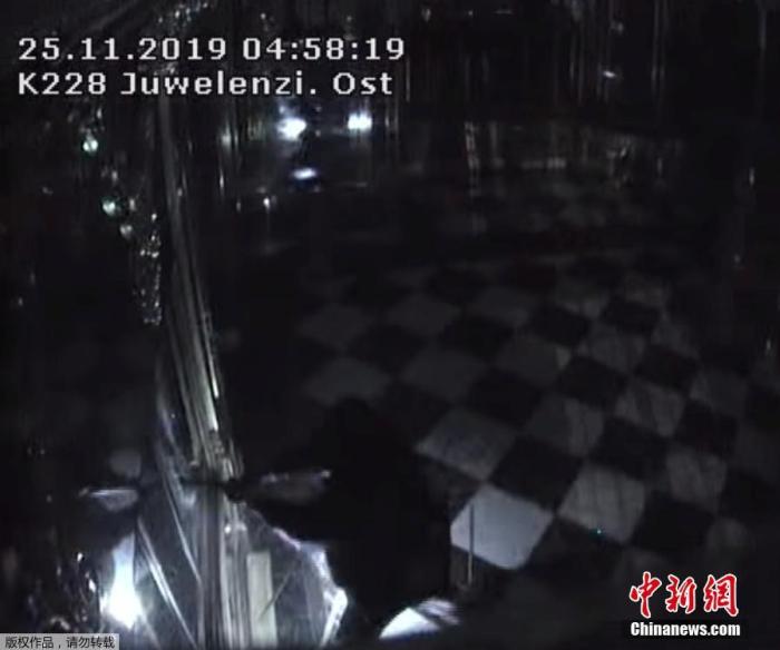 当地时间2019年11月25日,位于德国德累斯顿老城区的绿穹珍宝馆发生盗窃事件。据称,价值近10亿欧元的古董被盗。图为监控画面拍摄到盗窃者打开展示柜瞬间。