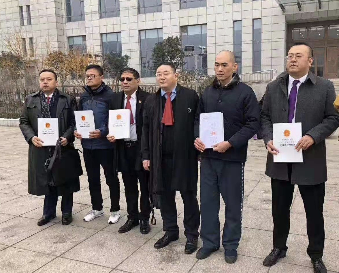宣判后,张志超与几位律师拿着无罪判决在法院门口合影。 受访者供图