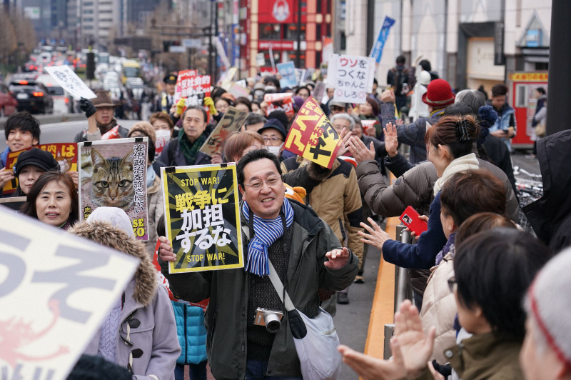 在新宿站附近舉行的游行示威(每日新聞)