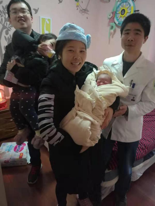 男医生为产妇接生 危急中用嘴吸新生儿口鼻中羊