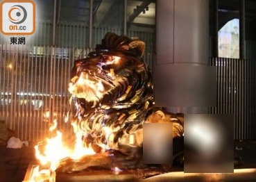 1月1日,汇丰总行门口铜狮被暴徒损毁 图源:香港“东网”