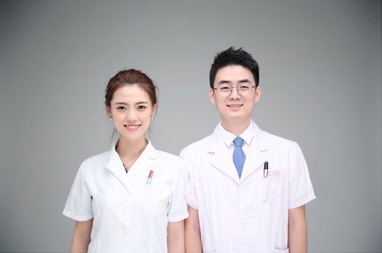 高颜值医生夫妇上热搜 在天安门广场“惊险抢救