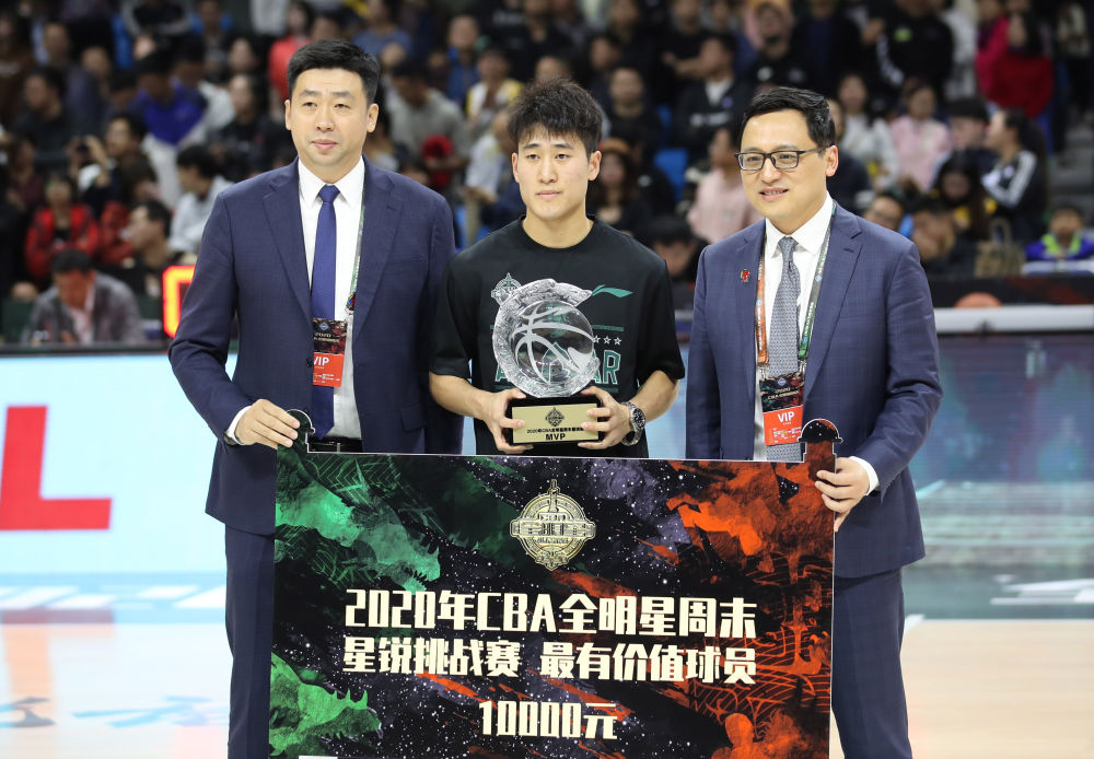 CBA星锐队球员姜伟泽（中）获得星锐赛最有价值球员。 新华社记者孟永民摄