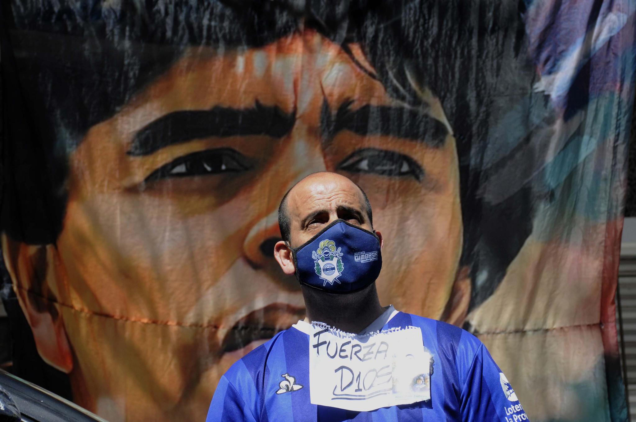 △图为马拉多纳支持者在医院外，来自阿根廷美洲通讯社