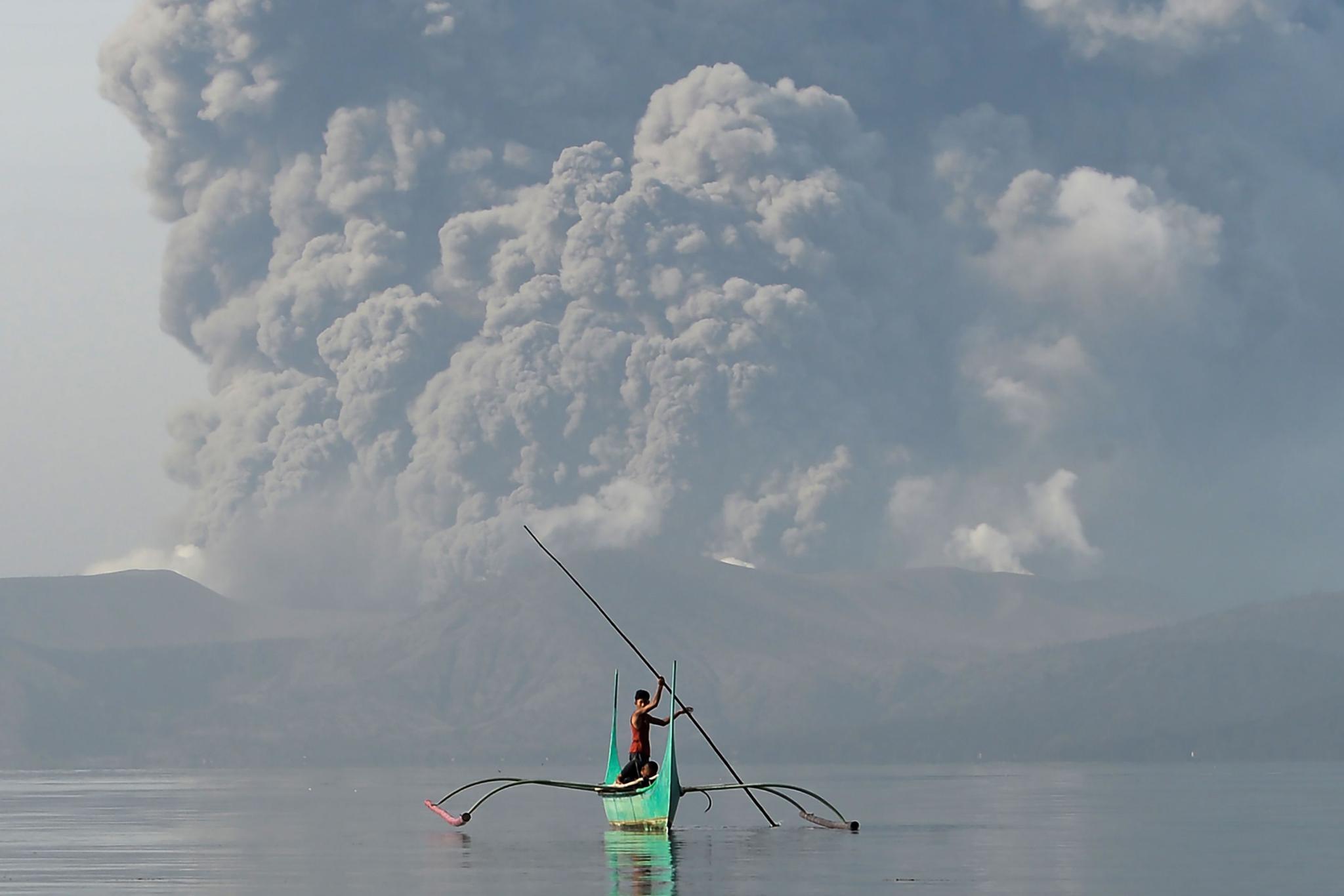 ▲1月13日,在菲律宾八打雁省塔纳万,塔阿尔火山喷出大量火山灰。|新华社