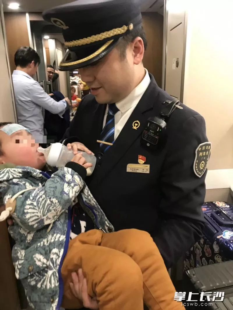 2岁男童高铁上高烧抽搐 两位长沙医生紧急施救
