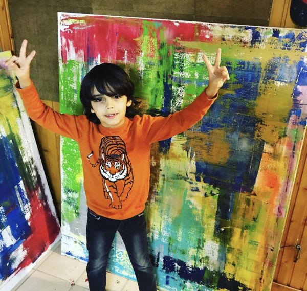 米凯尔·阿卡尔和他的画作（Instagram）