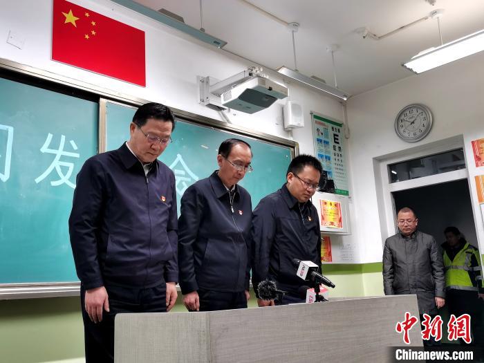 圖爲西寧市官方14日22時許召開的新聞發佈會,爲遇難者默哀。 張添福 攝