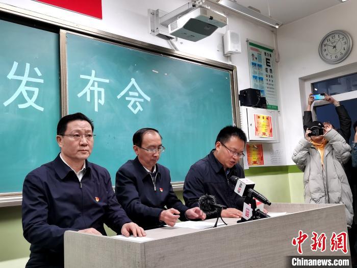 圖爲西寧市官方14日22時許召開新聞發佈會。 張添福 攝