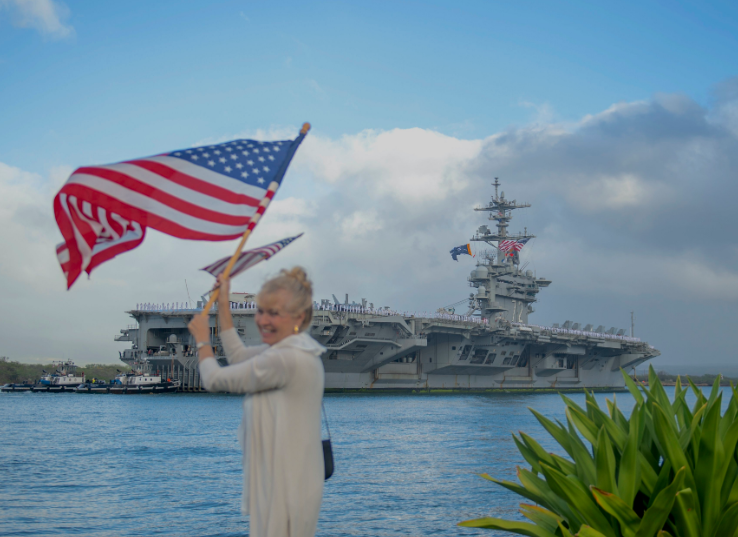 1月8日,“林肯”号航母抵达夏威夷军港 图源:USNI