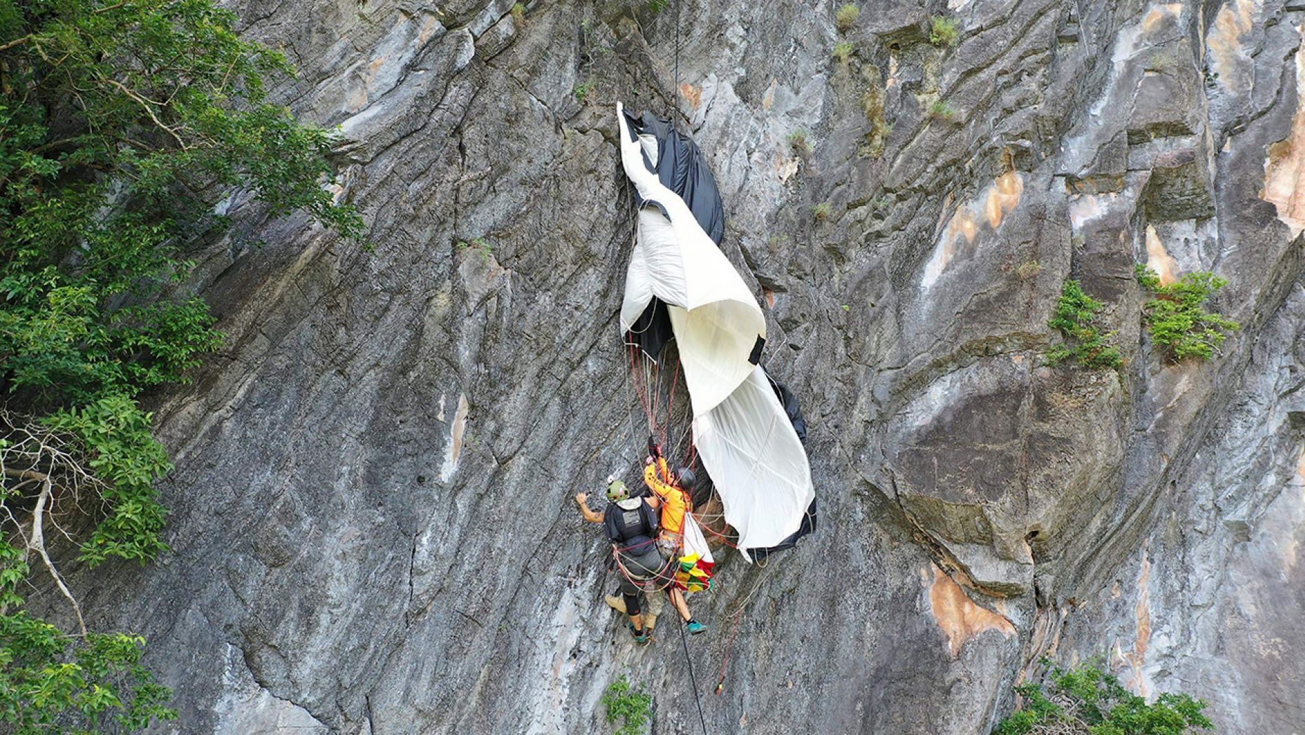 奥地利男子泰国跳伞 被挂200米峭壁5小时(视频)