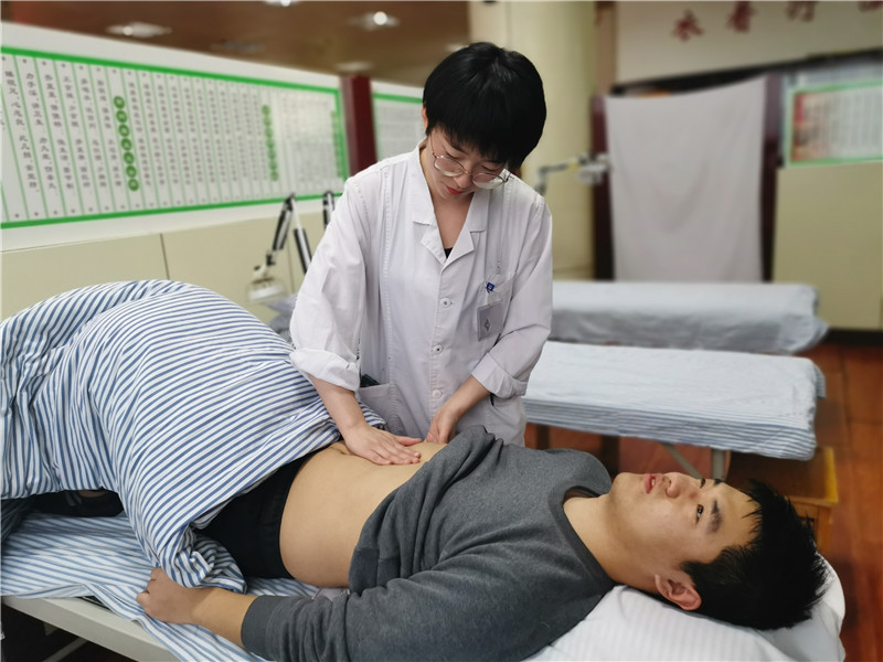 养颐堂丨睡前晨起做做腹部按摩,5个动作搞定小蛮腰