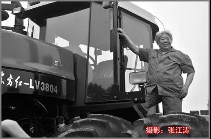  2010年7月，81岁的梁军与东方红—3804拖拉机合影。