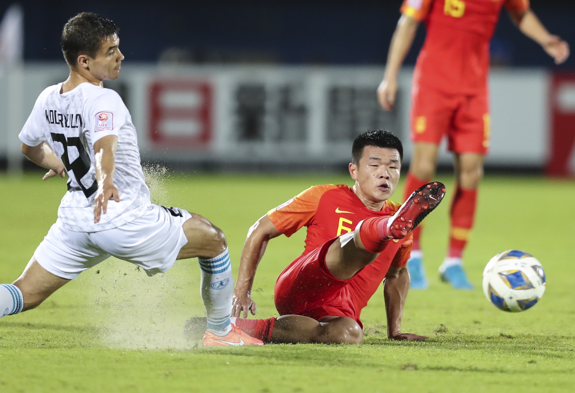 中国国奥队球员黄聪（右）在比赛中拼抢。新华社 图