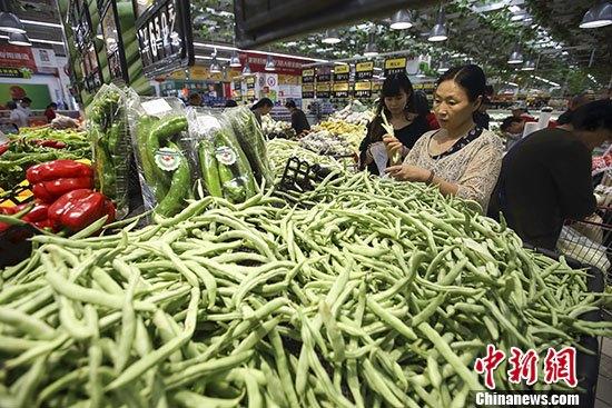 资料图:民众在超市选购蔬菜。 中新社记者 张云 摄