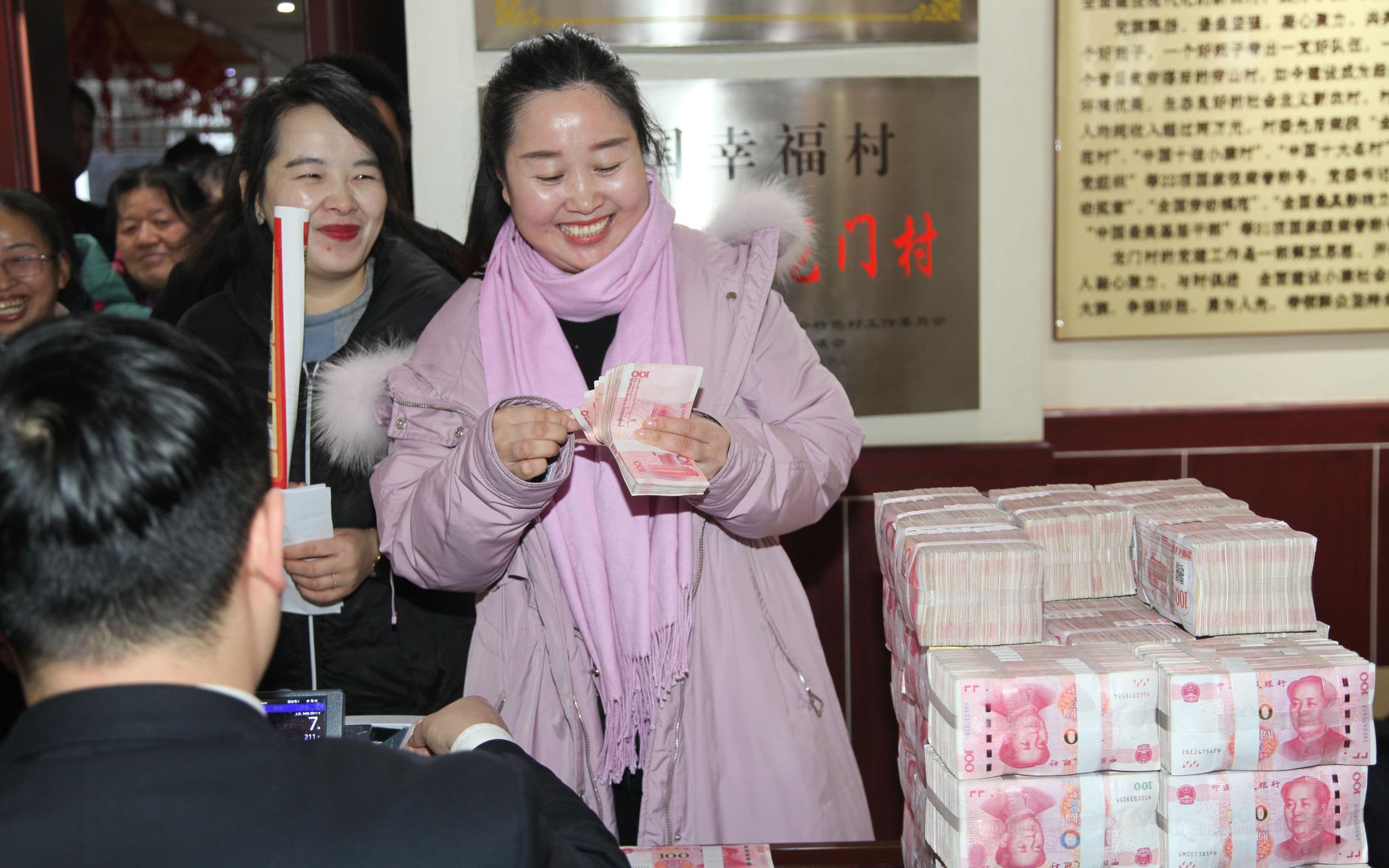 领到分红的村民喜笑颜开。原建发 摄