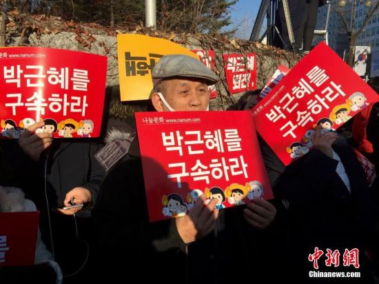 韩国民众示威,要求朴槿惠下台。中新社记者 吴旭 摄