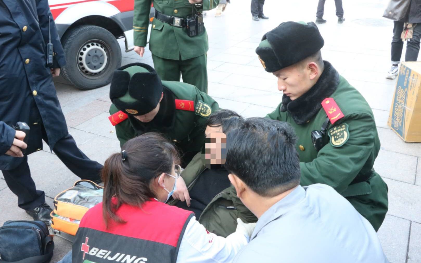 北京站执勤武警对突发癫痫的旅客施救。武警供图