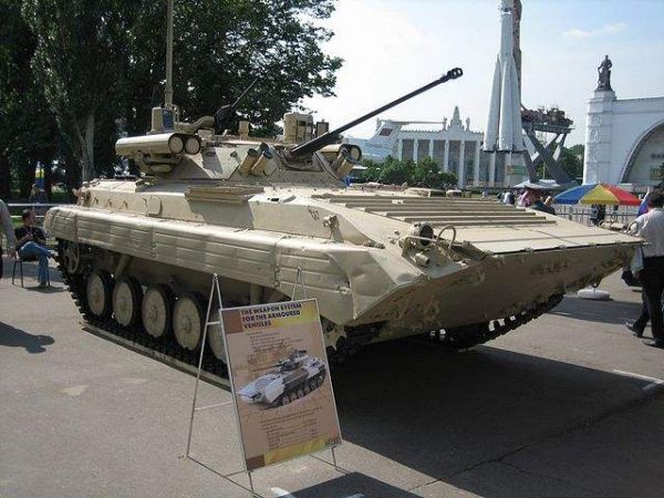 配备Berezhok炮塔的BMP-2步兵战车（资料图片）