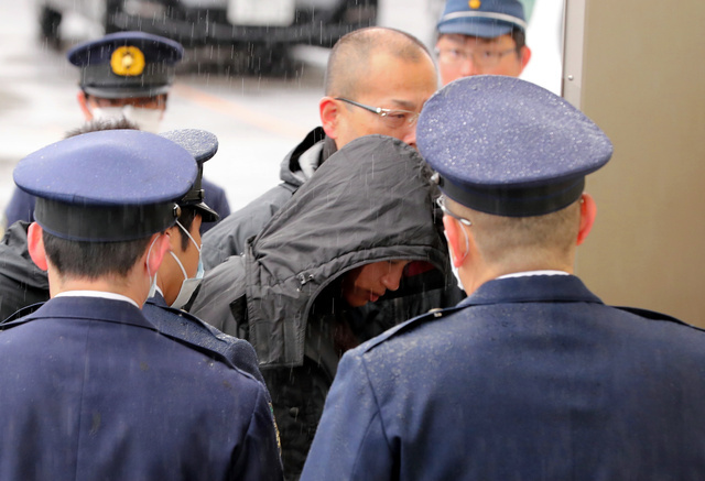 被捕的持刀男子（朝日新闻社）