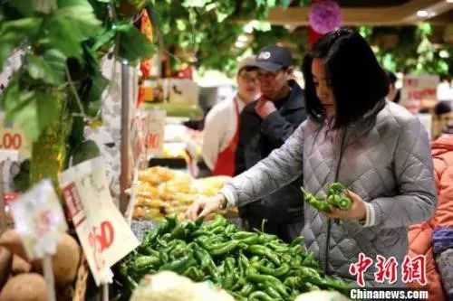 资料图:市民挑选新鲜蔬菜。孙睿 摄