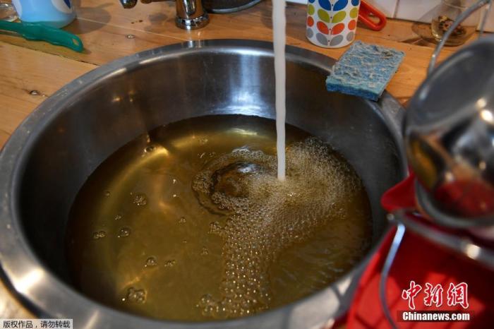  当地时间1月12日，澳大利亚库玛（Cooma）附近的一处民居旁，被灰烬污染的雨水流入水槽。