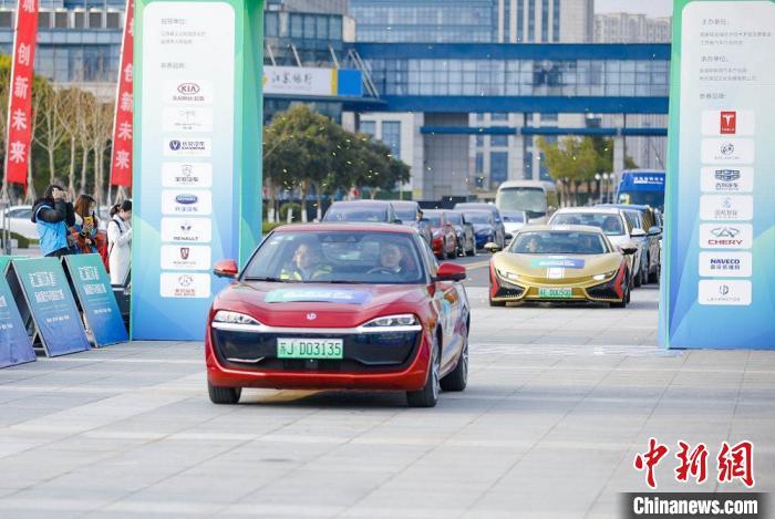 第二届江苏新能源汽车名城拉力赛发车。 廉镇宇 摄
