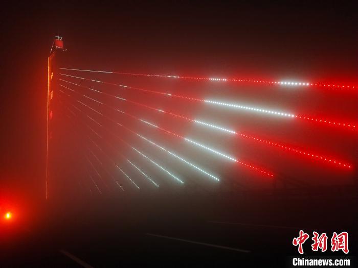 2020年1月15日6时许，记者拍摄的保定首条高架路斜拉桥炫彩夜景。 吕子豪 摄